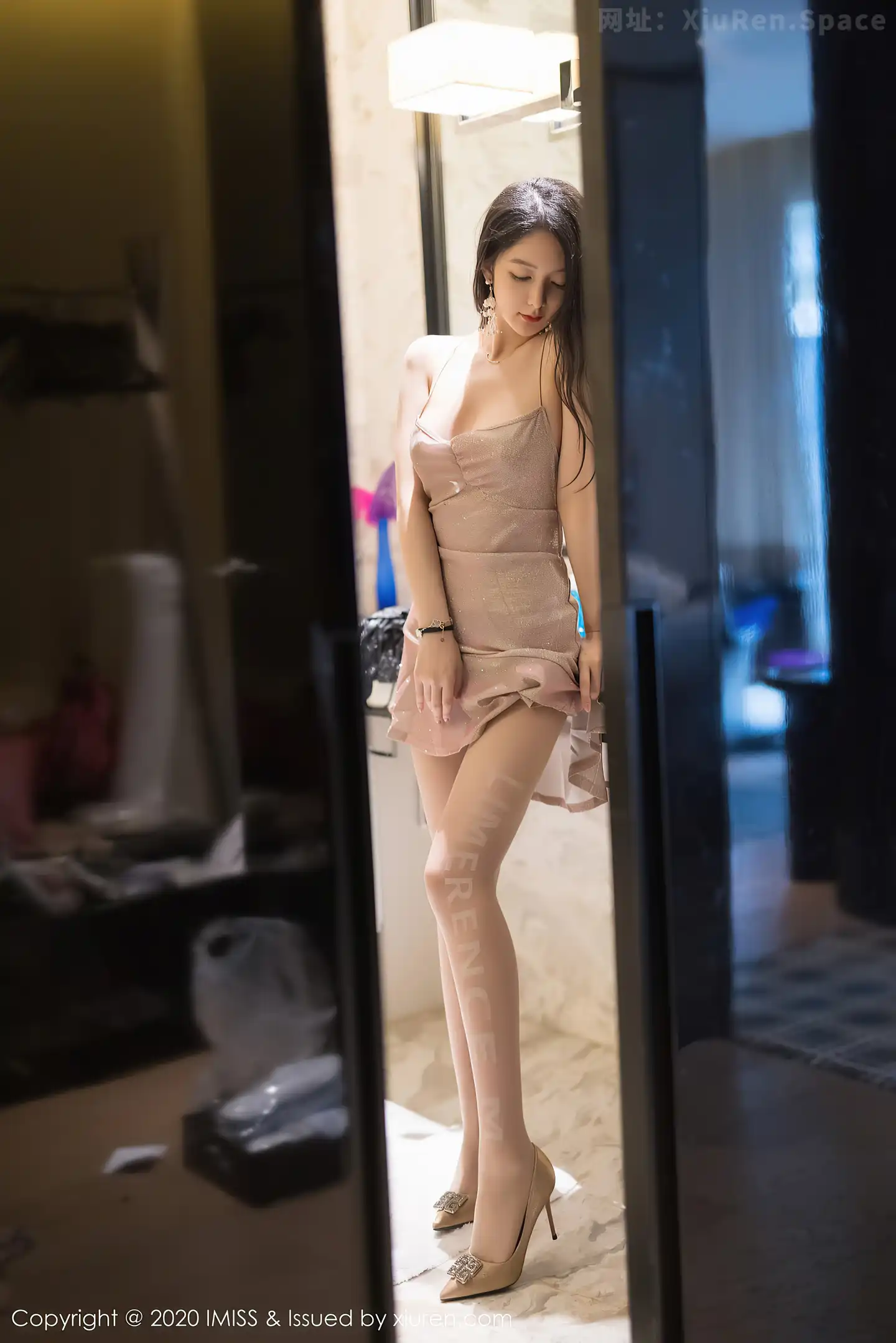 图片[3]-[IMISS爱蜜社]Vol.511 女神Angela小热巴私房典雅吊裙配肉丝裤袜秀完美身材诱惑写真55P-秀人网官方网站